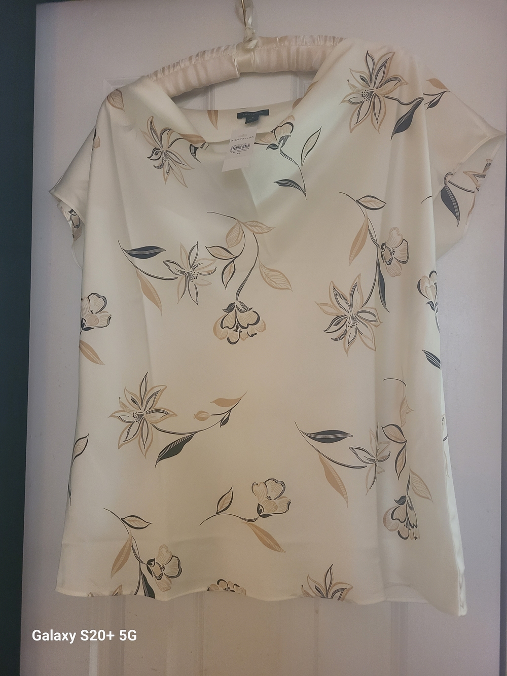 Ann Taylor Elegant Cream Floral Short-Sleeve Tag On. Never Worn